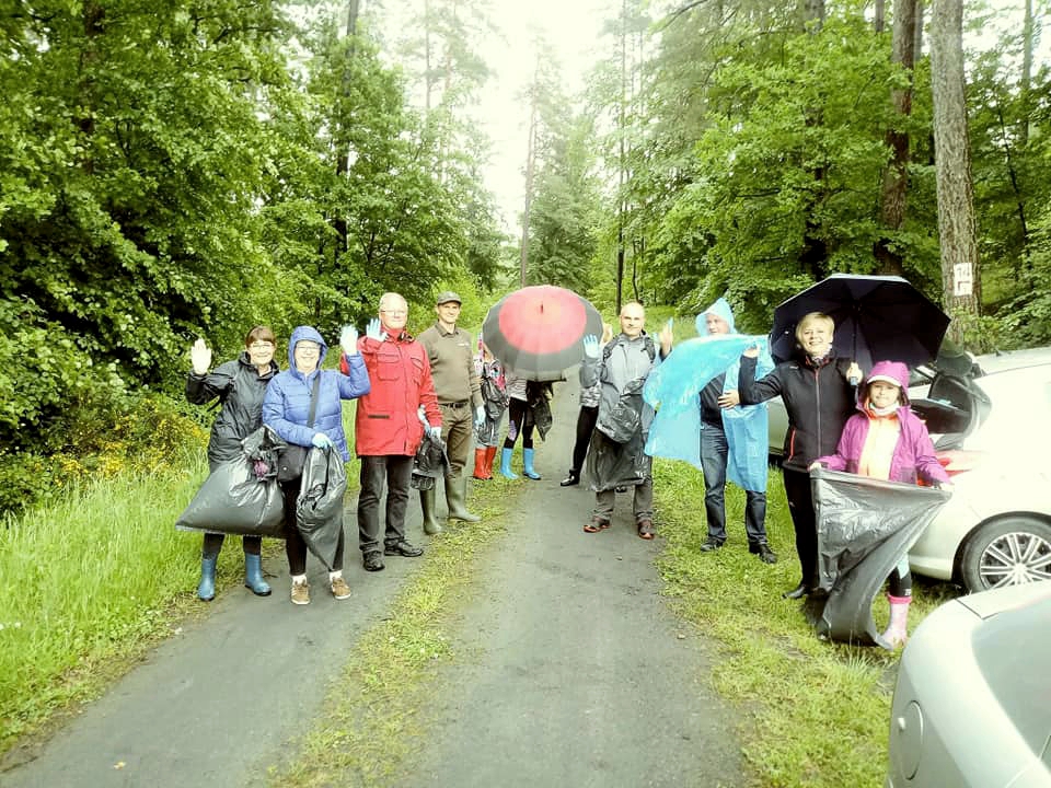 Las ludzie drzewa oczyszczanie miejscowosci zielen flaga gmina